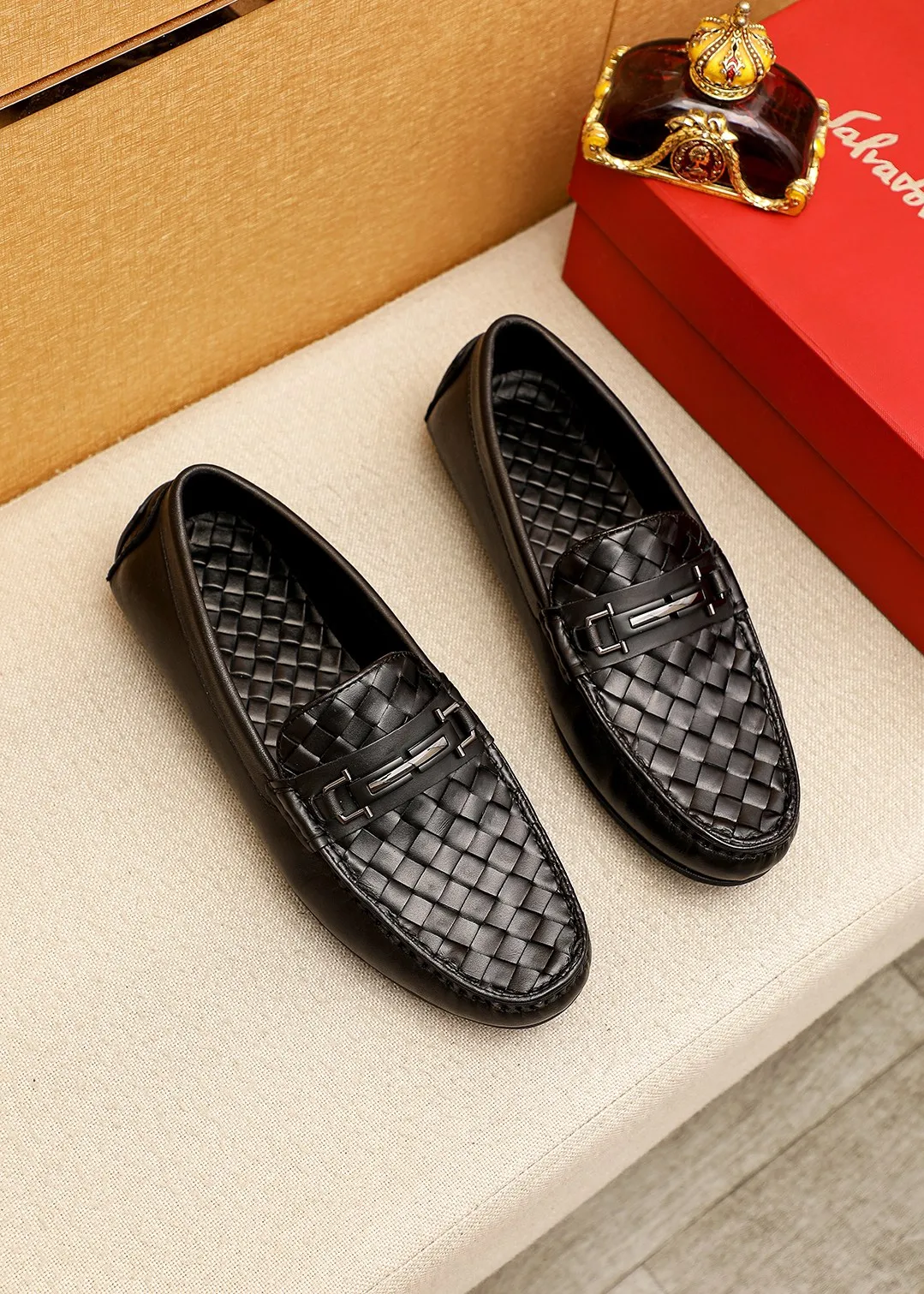 Men's shoes 💰360 💐 Product trademark: Ferragamo "Ferragamo" bean shoes Regular size: 38-44 (45.46🉑️customized) Product materials: Selected imported woven cowhide upper + classic hardware buckle, imported pig leather lining. Strong three-dimensional visual effect, original outsole color: 1⃣️color optional